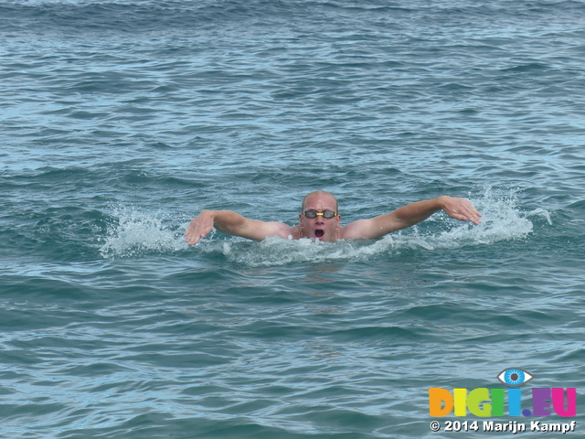 FZ007821 Marijn swimming